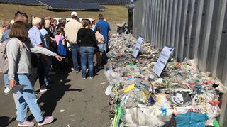 Von Kunststofffolie über Kartonagen bis hin zu Plastikverpackungen: In solchen Ballen verlässt der Müll gepresst die Wertstoffsortieranlage. Bis zu 300 Kilogramm wiegen die Quadrate, die in dieser Form weiterverkauft werden.