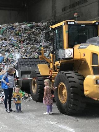 Bis unter die Decke türmt sich der Abfall aus der grünen Tonne plus.