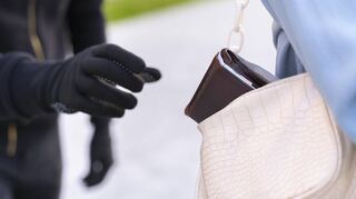 Die aktuellen Zahlen von Diebstahlsdelikten in Oftersheim statistisch korrekt einzuordnen, ist aufgrund der Daten aus der Corona-Zeit schwer. Damals waren Ladendiebstähle aufgrund der Beschränkungen kaum möglich. Im Vergleich zu 2021 steigt die Anzahl zuletzt jedoch von 81 auf 106 Fälle.