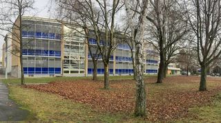 Eine gewaltige Investition in die Kinderbetreuung wird – trotz entsprechender Fördermittel von Land und Bund – der Neubau für den Hort beim geplanten Kinderbildungszentrum an der Schillerschule auf dieser baumbestandenen Wiese sein.