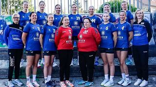 Mit diesem Team geht der TV Brühl in die neue Saison: Franziska Pristl (hinten v. l.), Vanessa Henn, Victoria Böhrer, Marie Joerg, Joceline Tomann, Anja Gross und Maike Röschel sowie Trainerin Kerstin Siebenlist (vorne v. l.), Julia Werle-Urban, Sophia Schneider, Ann-Kathrin Göbel, Virginie Zimmermann, Kristina Zeko, Lisa Bühn und Sandra Pristl.