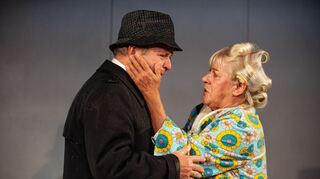 Uwe von Grumbkow in liebevoller Szene mit seiner Frau Susanne