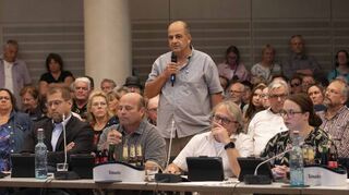 Kai Zizmann von der Bürgerinitiative „Meine Rennstadt“ ergreift bei den Besucherfragen zum Auftakt der Gemeinderatssitzung das Wort und thematisiert im Dialog mit Oberbürgermeister Marcus Zeitler die Synergie zwischen Hockenheimring, Bürgern und Stadt.