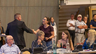 Elena Heidenreich vom Gesamtelternbeirat der Hockenheimer Kindergärten überreicht dem OB die Petition gegen den Betriebsübergangsbeschluss.