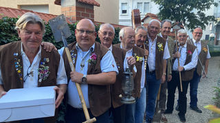 Am Donnerstagabend durchstreifte die muntere Truppe der Kerweborscht zusammen mit dem Bürgermeister den Ort, um heimlich die Kerwe zu verstecken.