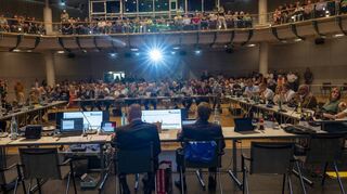 Voller Saal, komplett besetzter Ratstisch: Blick über die Schulter von Oberbürgermeister Marcus Zeitler (Mitte, l.) und Bürgermeister Thomas Jakob-Lichtenberg auf die vollständig anwesenden Stadträte und die Zuschauerreihen, die auch auf der Empore der Stadthalle ausgelastet sind bei der Sitzung des Gremiums.