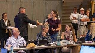 Elena Heidenreich übergibt dem Oberbürgermeister die Petition mit 550 Unterschriften.