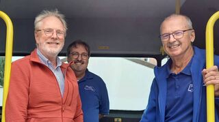 Dr. Michael Layer (l.) sagt zu, künftig den Bürgerbus zu lenken. Das freut nicht nur Jürgen Pipgorra und Heiner Wolf.