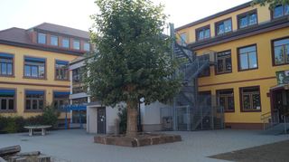 Die Alte Schule, das Bestandsgebäude, wird brandschutztechnisch auf Vordermann gebracht und räumlich optimiert.