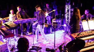 „The News“ zaubern am Mittwochabend eine tolle Stimmung vor das „Theodors“. Dominik Steegmüller performt auf dem Teppich.
