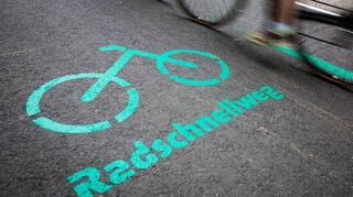 Radschnellwege werden so gekennzeichnet. Auf ihnen können Radfahrer schnell von A nach B strampeln.