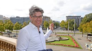 Die Richtung ist klar: Der Handelsexperte Boris Hedde steht zu Beginn seiner Tour durch die Mannheimer City am Wasserturm.