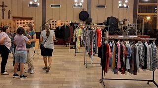 Die Premiere der Kleidertauschbörse im katholischen Pfarrzentrum erweist sich als sehr erfolgreich. Viele Menschen brachte Teile mit und ergänzten auf der anderen Seite ihre Garderobe.