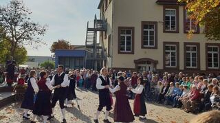 Zur Kerwe sind die Böhmerwäldler auch öffentlich aktiv. Unter anderem am Kerwesamstag auf dem Schulhof.