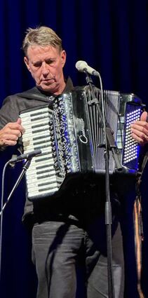 Polka zum Abschied: Andreas Rebers begleitet sich am Akkordeon.