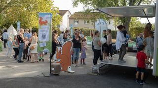 Groß ist der Andrang der Menschen beim Fest „Heute ist ein schöner Tag – HiesT“ auf dem Schulhof.