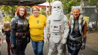 Organisatorin Kerstin Schmidt mit Cosplayern aus dem „Star Wars“-Universum.