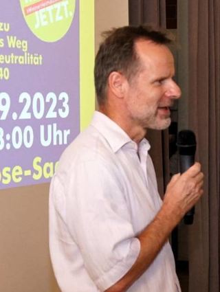Klimaschutzmanager Martin Hirning führt in die Thematik des Abends ein.