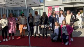 Schicke Mode gab es beim Kerweevent von Helga Fassl zu bestaunen. Zahlreiche Models zeigten der nachsommerlichen Hitze zum Trotz die Trends für die kühleren Tage des Jahres.
