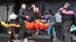 Zum Bühnenprogramm und Budenzauber am Kerwesonntag gehört der Auftritt der Squaredance-Gruppe „Nawiegehtdas“ mit „Caller“ Rolf Krayer (r.).