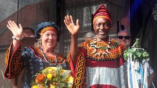 Owwerkerweborscht Fidelis Fonje und seine Frau Anne grüßen die Besucher der Straßenkerwe in farbenprächtiger afrikanischer Tracht.