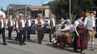 Die Kerweborscht und die Schlumpel führen den Kerweumzug durch das alte Brühl an – übrigens den längsten Umzug in der Geschichte des großen Volksfestes.
