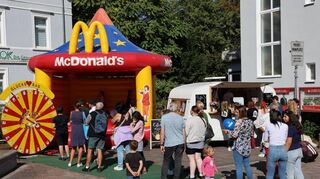 Immer wieder bilden sich vor einzelnen Angeboten Warteschlangen. Beispielsweise bei der Hüpfburg von McDonalds.