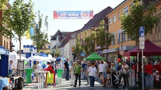 Auch in der Oberen Hauptstraße pulsiert das Leben. Hier finden sich neben geschäft-lichen Angeboten die Stände der Vereine und Gruppierungen, die sich präsentieren.