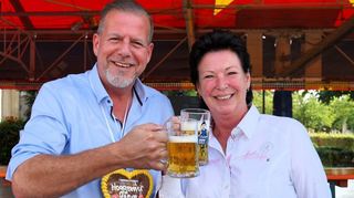Anstoß auch ohne Anstich: Oberbürgermeister Marcus Zeitler und Schaustellerin Regina Nickel prosten sich auf eine erfolgreiche Kerwe zu.