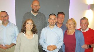 Freuen sich über einen packenden Austausch: Jens Rückert, Jana Garbrecht, Simon Abraham, Andrea Wilhelm, Dieter Endres und Rathaus-Amtsleiter Roland Strieker (hinten v. l.) sowie Jochen Wiegand.