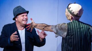 Uwe von Grumbkow (l.) spielt die Hauptrolle als William „Willy“ Loman im Drama „Tod eines Handlungsreisenden“, das im Theater am Puls eine gelungene Premiere feiert.