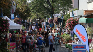 Ein farbenprächtiges Bild bietet die Karlsruher Straße beim verkaufsoffenen Sonntag. Dich an dicht bummeln die Menschen über die Flaniermeile im Herzen der Stadt.