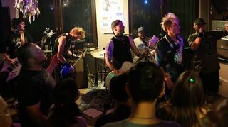 Im Bistro Karibik geht es zur Sache: „Get Laid“ spielen Rock- und Metalcovers von AC/DC, Metallica und Judas Priest mit Energie und Leidenschaft – und das nicht nur in der ersten Runde. Kein Wunder, dass der Platz schnell knapp wird.