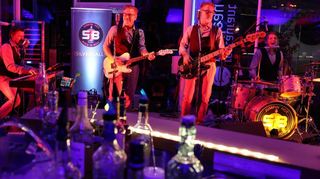 Haben flüssigen Rock ’n’ Roll in den Adern: „The Silverballs“ machen im Restaurant „Rondeau“ Stimmung. Für andere Flüssigkeiten (im Bildvordergrund) ist das Team der Stadthalle zuständig. Vor der Bühne ist genug Platz zum Tanzen.