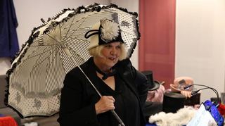 Kontrastprogramm zu Partyhits: Im Taste Hotel nimmt „Die Dame im Frack“ alias Rosi Goos ihre Zuhörer mit in die 1920er und 1950er Jahre und hat viele Requisiten dabei.
