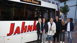 Da wird der Jahnkebus zum Partyshuttle: Das Orgateam der Nacht der Musik probiert mit Oberbürgermeister Marcus Zeitler zum Auftakt die Verbindung ins Pumpwerk aus.