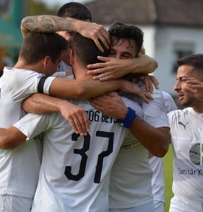 Unbändiger Jubel herrscht bei den Ketscher Spielern nach dem 3:2-Siegtreffer gegen Eppelheim.