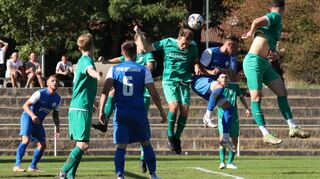Im Derby zwischen dem FV 08 Hockenheim und der SG Oftersheim haben oft die grün gekleideten Gäste eher den Kopf am Ball – so wie in dieser Szene.