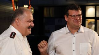 Symbolische Übergabe: Bürgermeister Nils Drescher (r.) überreicht den Schlüssel des Fahrzeuges an Feuerwehrkommandant Uwe Emmert.