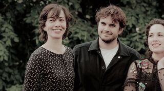 Das Trio Karénine – Charlotte Juillard (Violine), Louis Rodde (Violoncello) und Paloma Kouider (Klavier) – begeistert das zahlmäßig kleine Publikum beim Mozartfest.