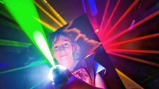 Dunkle Umgebung und bunte Lichtstrahlen: Nicht nur dieser Junge in Hannover ist davon begeistert. Auch in Viernheim können sich bald große und kleine Fans beim Lasertag und im Gleamgolf probieren.