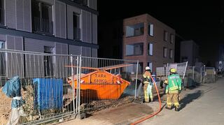 Die Feuerwehr kann den glimmenden Müll schnell löschen.