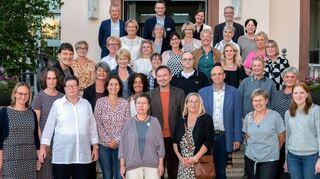 Ein Gruppenbild eines Teils der vielen Jubilare mit dem Vorstand (hinten v. l.) Karlheinz Burger, Dr. Dietmar Kauderer, Oberin Isabelle Wien, Oberkirchenrat i. R. Manfred Sutter und Bianca Pfeuffer.