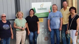 Renate Langham (v. l.), Heidi Roß, Ingeborg Bamberg, „Zauberhaus“-Gründerin Melissa Karrer, Michael Bamberg, Frank Keil und Sabine Keil vor der Betreuungseinrichtung.
