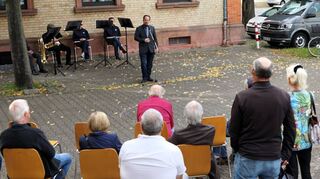 Bei der Feierstunde zum Tag der Deutschen Einheit an der vom CDU-Gemeindeverband gepflanzten Linde vor der Schutzengelkirche hält der Vorsitzende Kenneth Gund die Festrede.