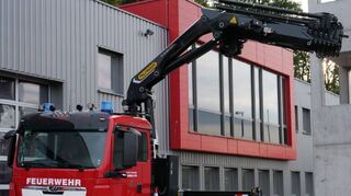 Für die Feuerwehr soll ein Wechselladerfahrzeug mit Kran beschafft werden. Dafür wurde beschlossen, im Haushalt 2024 einen Teilbetrag in Höhe von 300.000 EUR bereitzustellen.