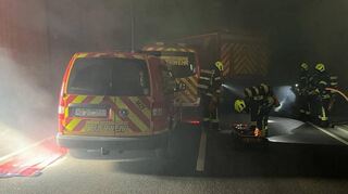 Mächtig viel zu leisten haben die Einsatzkräfte bei einer Übung im Tunnel der Bundesstraße 535.