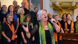 Solistin Gaby Schneider interpretiert mit kraftvoller Stimme und jeder Menge Temperament.