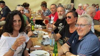 Beim Weinfest fühlten sich die Besucher pudelwohl, wie dieses Bild zeigt. Da treffen sich Nachbarn und Freunde aus der ganzen Stadt.