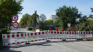Nichts geht mehr am Bahnübergang in der Grenzhöfer Straße. Die schnelle Verbindung zwischen Plankstadt und Schwetzingen ist gesperrt – auch für Fußgänger.